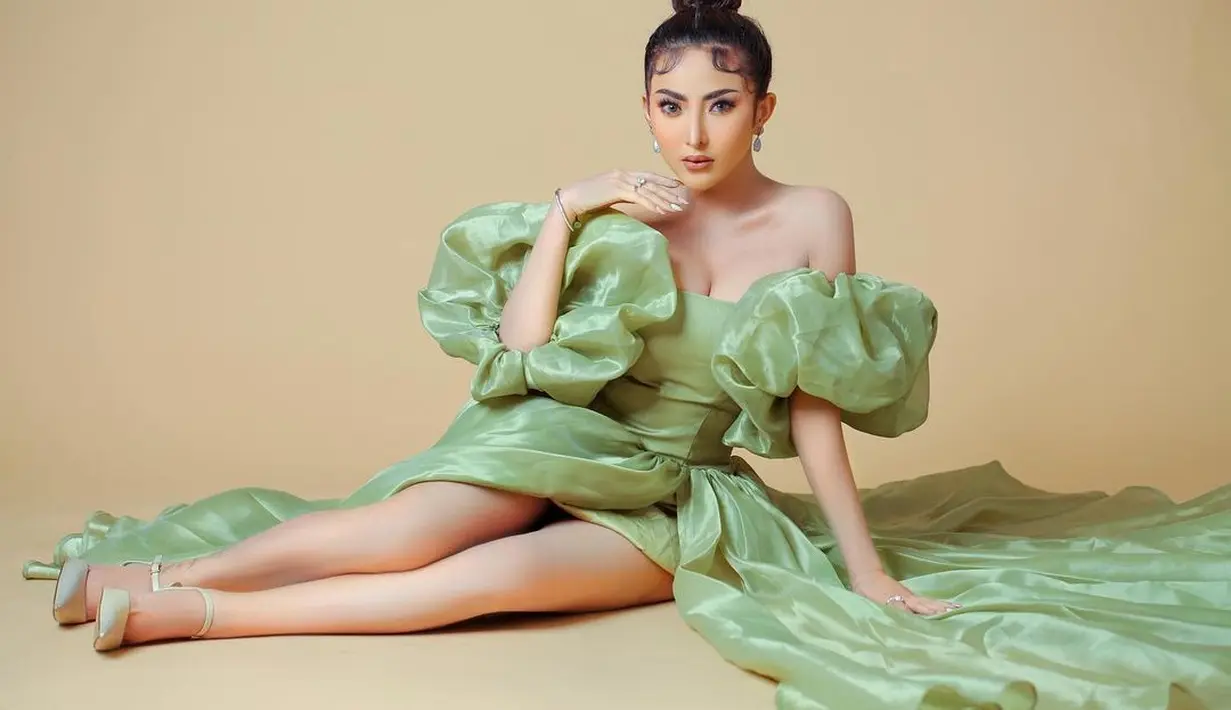 Ayu memang cukup sering menjalani pemotretan lantaran profesinya sebagai model. Mulai dari busana tradisional hingga sporty pernah ia tampilkan. (Foto: Instagram/@ayuaulia5252)