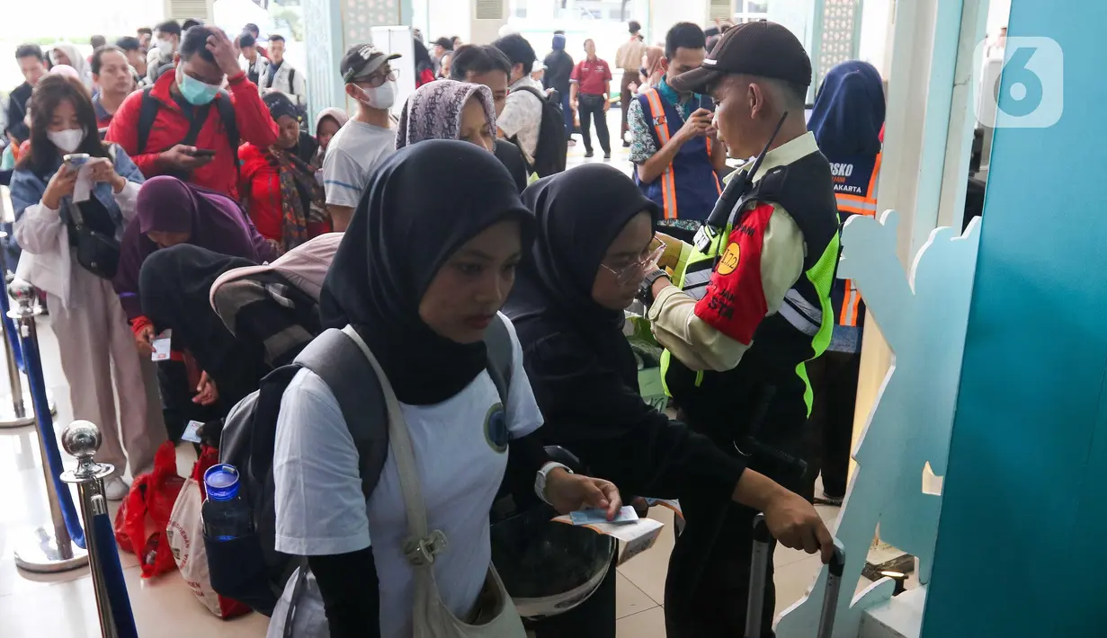 Hingga H-5 Lebaran 1446 H atau Rabu (26/3/2025), PT Kereta Api Indonesia (KAI) Daerah Operasi (Daop) 1 Jakarta telah menjual 700.836 tiket. (Liputan6.com/Herman Zakharia)
