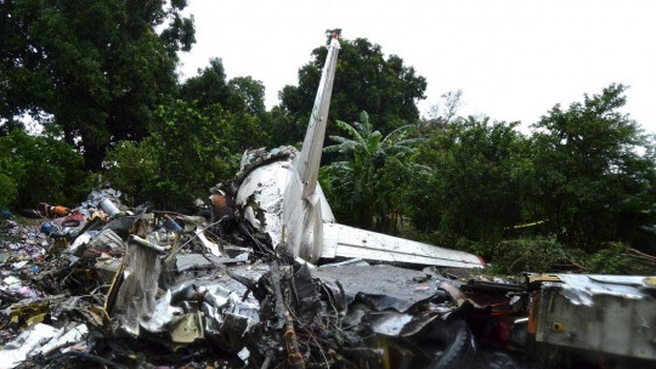 Pesawat kargo jatuh, puluhan penumpang tewas bergelimpangan di Sudan