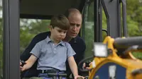 Pangeran Louis dan Pangeran William. (Daniel Leal/Pool Photo via AP)