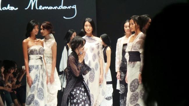 Pameran fashion koleksi Chitra Subiyakto dengan teman Sejauh Mata Memandang | Photo: Copyright Doc Vemale.com