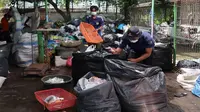 Petugas Bank Sampah menyortir sampah plastik untuk didaur ulang di TPS 3R sehingga dapat mengurangi masalah sekaligus bernilai ekonomi (Foto : Pemkot Malang)