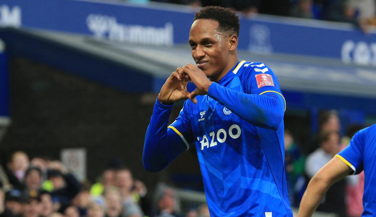 Selebrasi bek Everton, Yerry Mina setelah mencetak gol ke gawang Brentford pada laga putaran keempat Piala FA 2021/2022 di Goodison Park, Liverpool (5/2/2022). Baru tampil dalam 3 laga musim ini di Liga Inggris, menjadi sinyal Yerry Mina tak lagi menjadi pilihan utama Everton yang kontraknya segera berakhir pada akhir Juni 2023. Beberapa klub Saudi Pro League siap menampungnya di awal musim 2023/2024. (AFP/Lindsey Parnaby)