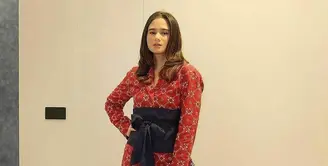 Tampil formal nan elegan dengan padu padan coat batik dan celana batik dengan obi belt warna hitam seperti aktris Tissa Biani satu ini. (Instagram/tissabiani).