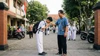 Peran Ayah Mengantar Anak Hari Pertama Masuk Sekolah: Membangun Fondasi Pendidikan