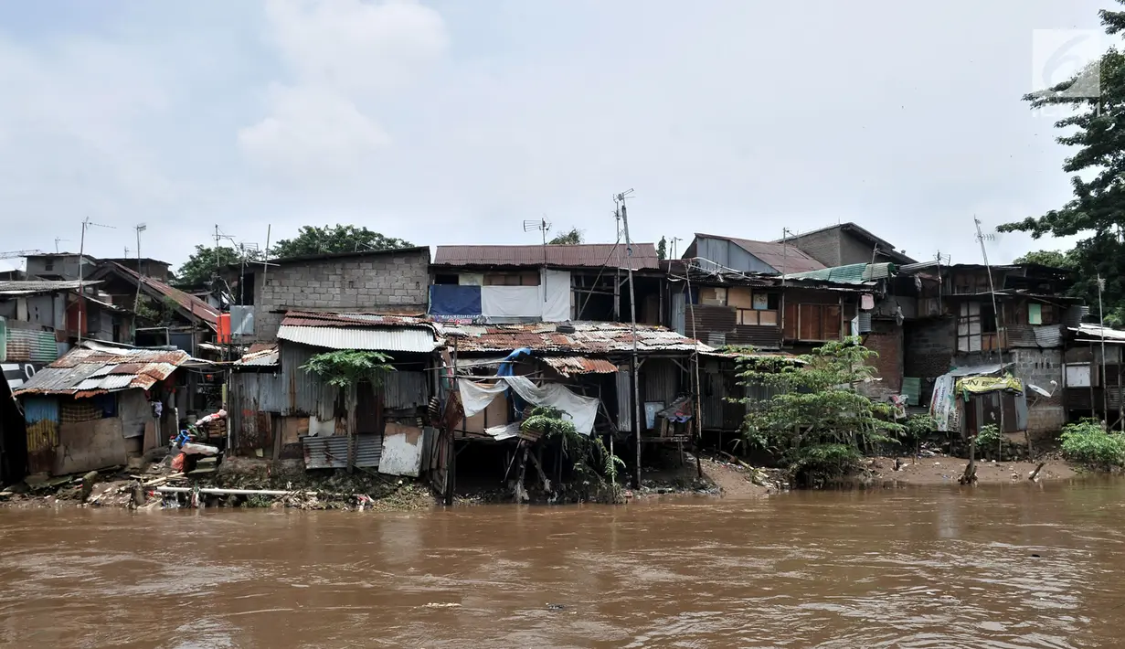 Suasana permukiman di bantaran Kali Ciliwung, Jakarta, Minggu (3/3). Bencana banjir kiriman masih menjadi ancaman warga yang tinggal di bantaran Kali Ciliwung, terlebih saat hujan deras terus mengguyur kawasan hulu di Bogor. (merdeka.com/Iqbal S. Nugroho)