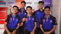 Para pembalap&nbsp;Yamaha Racing Indonesia melakukan kunjungan ke kantor Bola.com di Gedung KLY Jalan&nbsp;RP. Soeroso No.18, Gondangdia, Jakarta Pusat, Jumat (23/2/2024) siang WIB. Satu di antaranya adalah&nbsp;Arai Agaska Dibani Laksana (kiri atas) yang berlaga di kelas&nbsp;AP250 FIM Asia Road Racing Championship (ARRC). (Bola.com/Abdul Aziz)