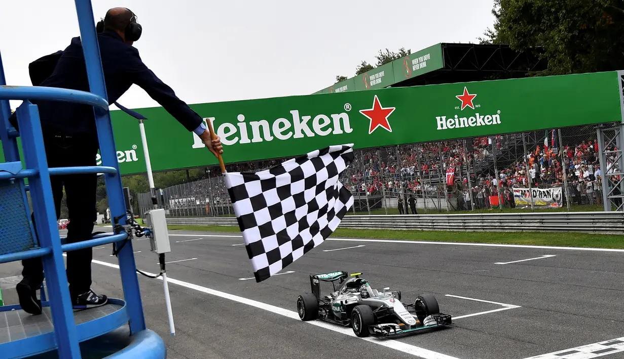 Pembalap Mercedes Nico Rosberg dari Jerman melintasi garis finish usai memenangkan Formula Satu (F1) Grand Prix Italia, di Monza, Italia Minggu (04/9). Rekan satu timnya, Lewis Hamilton, finis di urutan kedua. (REUTERS/Andrej Isakovic)