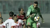 Pemain Timnas Indonesia U-23, Hansamu Yama berebut bola dengan para pemain Bahrain pada laga PSSI Anniversary Cu 2018 di Stadion Pakansari, Bogor, (26/4/2018). Bahrain unggul sementara 1-0. (Bola.com/Muhammad Iqbal Ichsan)