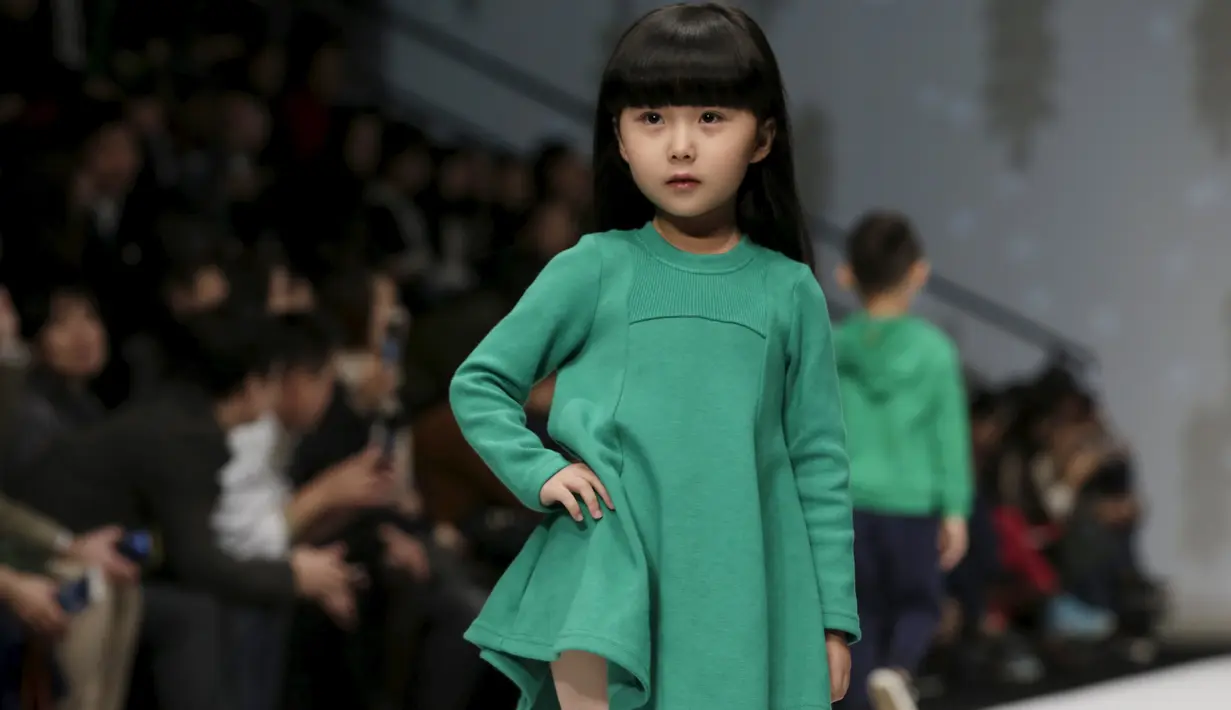  Seorang anak saat membawakan busana koleksi M.latin di Cina Fashion Week S/S 2016 di Beijing, Cina, Rabu (28/10/2015) .  Tingkah lucu anak - anak ini membuat gemas para penonton yang hadir. (REUTERS/Jason Lee)