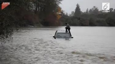 Sebuah mobil yang melitas di sungai Fraser terseret arus.