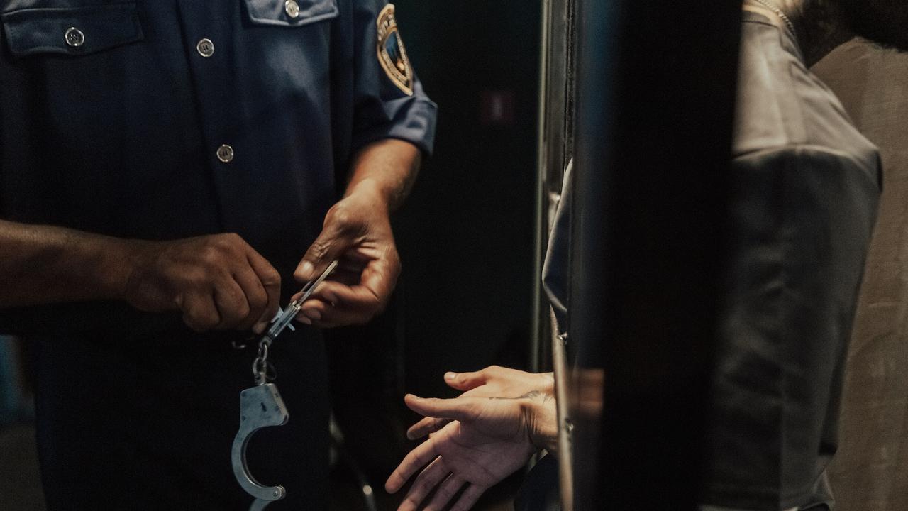 Pria Buron Datangi Kantor Polisi