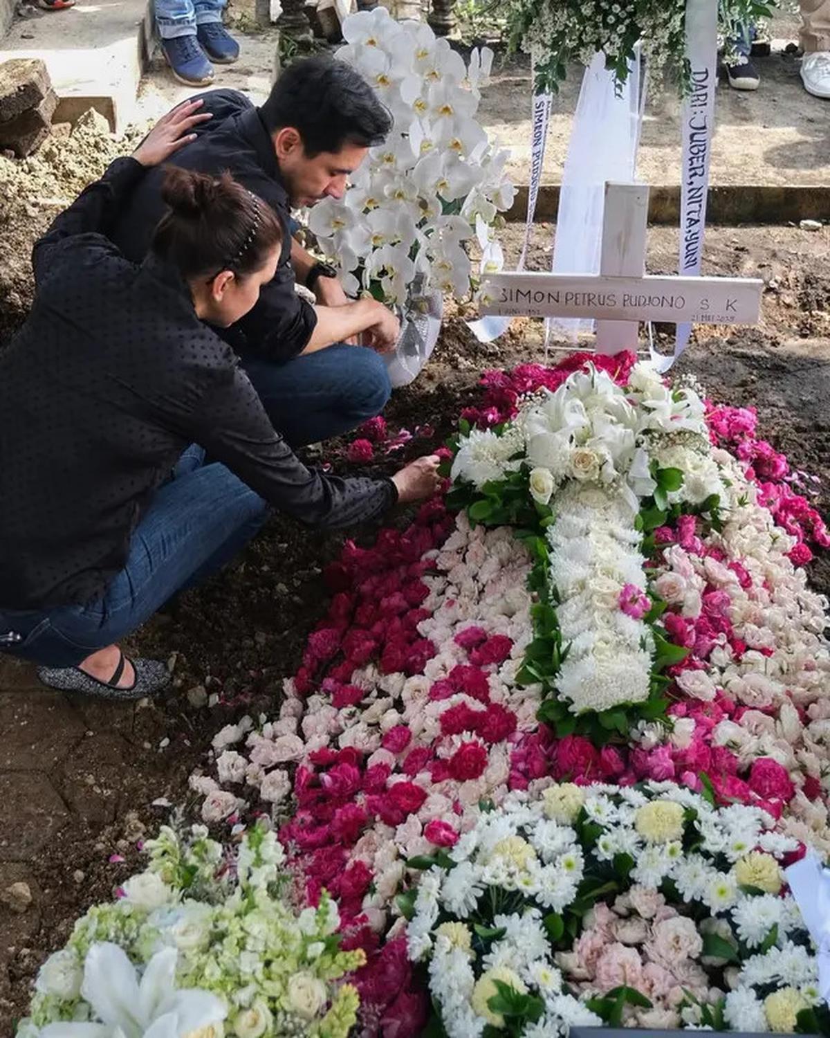 6 Potret Darius Sinathrya Dalam Pemakaman Sang Ayah di Yogyakarta, Donna Agnesia Setia Menemani