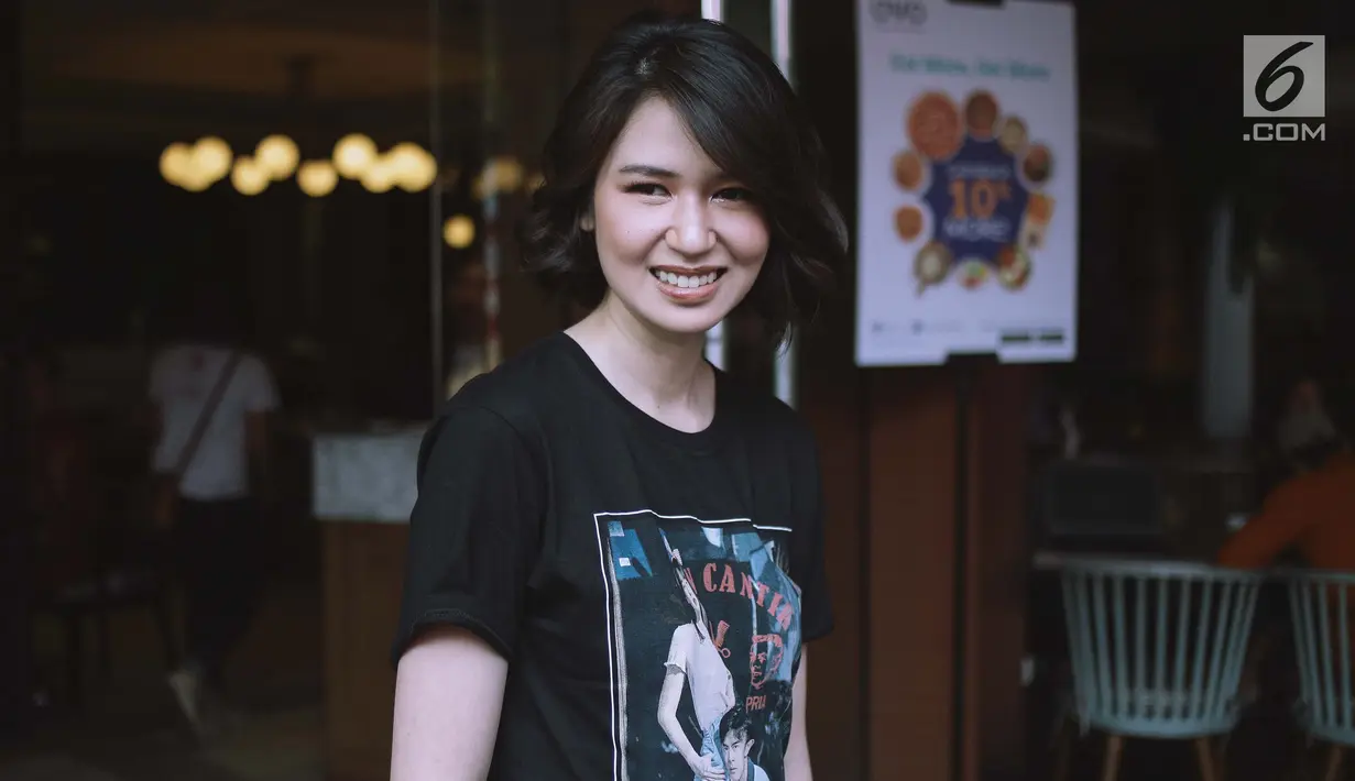 Aktris Laura Basuki berpose saat sesi foto usai jumpa pers film Terbang Menembus Langit dikawasan Jakarta, Senin (16/4). Film tersebut diambil dari kisah nyata perjuangan hidup putra Tarakan, Kalimantan Utara. (Liputan6.com/Faizal Fanani)