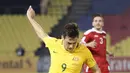 Pemain Australia, Tomi Juric, berebut bola dengan pemain Suriah, Hadi Almasri, pada laga Kualifikasi Piala Dunia 2018 di Stadion Hang Jebat, Kamis (5/10/2017). Suriah bermain imbang 1-1 dengan Australia. (AP/Vincent Thian)