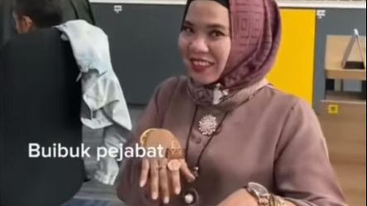 Pejabat yang sempat viral lantaran kerap pamer harta juga menjadi bahan  cosplay salah seorang karyawan. Selain membiarkan jilbabnya menjulang sangat tinggi, karyawan ini juga mengenakan aksesoris mentereng di seluruh tubuh.