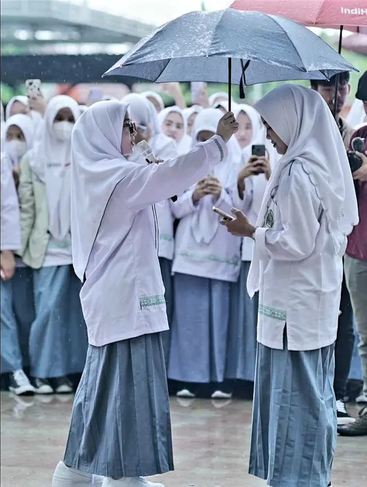 Sempat meredup, Nissa Sabyan kini kerap mengunggah kegiatan di atas panggung. Terlebih menjelang Ramadhan 2023, musik nuansa islami bakal sering mewarnai bulan yang suci. (Liputan6.com/IG/nissa_sabyan)
