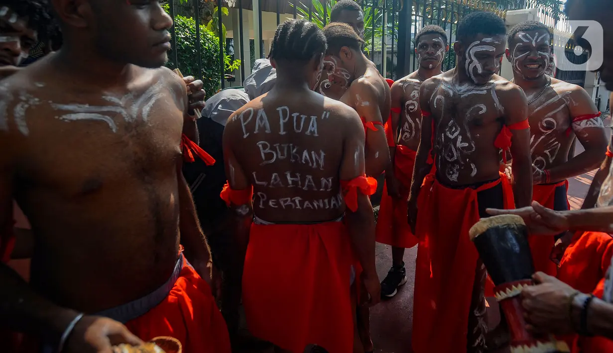 Aksi unjuk rasa ini berjalan dengan tertib dan damai, diiringi dengan berbagai orasi, spanduk, dan poster yang menyuarakan penolakan terhadap ekspansi kelapa sawit. (merdeka.com / Arie Basuki)