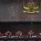 Ketua Majelis Hakim Mahkamah Konstitusi, Anwar Usman didampingi sejumlah Hakim Konstitusi memimpin sidang perdana sengketa Pilpres 2019 di Mahkamah Konstitusi (MK), Jakarta, Jumat (14/6/2019). Sidang itu memiliki agenda pembacaan materi gugatan dari pemohon. (Lputan6.com/Johan Tallo)