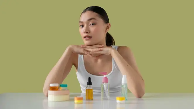 Ilustrasi perempuan dan produk skincare/freepik.com