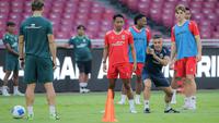 Pelatih kepala Timnas Indonesia, John Herdman memberikan instruksi kepada para pemain saat latihan resmi menjelang laga FIFA Matchday melawan Oman di Stadion Utama Gelora Bung Karno (SUGBK), Senayan, Jakarta, Kamis (04/06/2026) WIB. (Bola.com/Bagaskara Lazuardi)