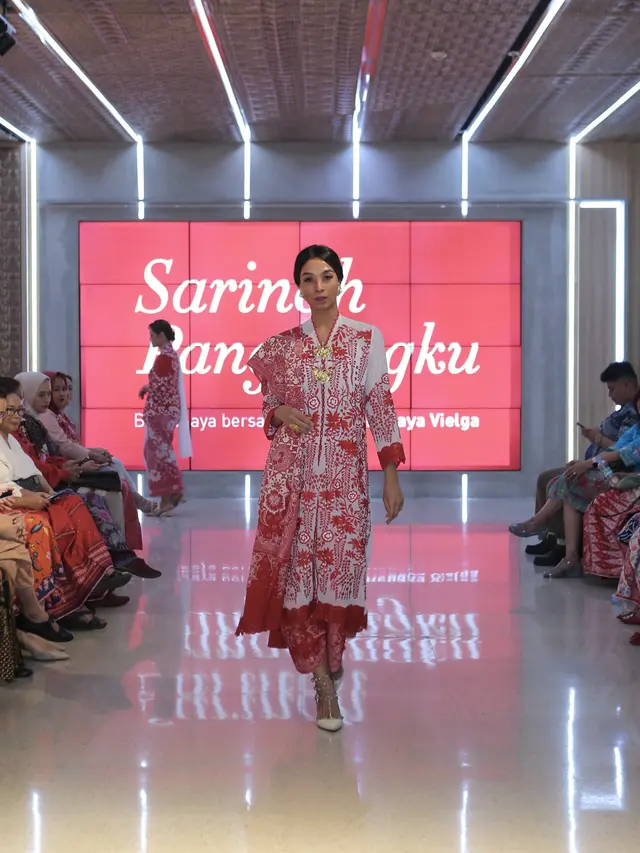 Roemah Kebaya Vielga Luncurkan Koleksi Kebaya Merah Putih.[Daniel Kampua/Fimela]