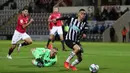 Gelandang Newcastle, Miguel Almiron, berusaha mencetak gol ke gawang Morecambe pada laga putaran ketiga Piala Liga Inggris di The Mazuma Stadium, Kamis (24/9/2020) dini hari WIB. Newcastle menang 7-0 atas Morecambe. (AFP/Martin Rickett/pool)