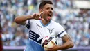 Penyerang Lazio, Filip Djordjevic melakukan selebrasi usai mencetak gol ke gawang AS Roma pada laga liga Serie A italia di Stadion Olimpico, Itali, Selasa dini hari (26/5/2015). Lazio menyerah 0-1 dari AS Roma. (Reuters/Tony Gentile)