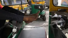 Seorang pengemudi bajaj beristirahat di dalam kendaraannya selama pemogokan yang diserukan oleh operator transportasi swasta di New Delhi, India, 18 April 2022. Berbagai serikat pekerja bajaj dan taksi di ibu kota mogok menuntut subsidi untuk gas alam terkompresi. (AP Photo/Manish Swarup)