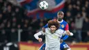 Pemain FC Basel, Eder Balanta melompat merebut bola dari pemain Manchester United, Marouane Fellaini pada matchday kelima Liga Champions di Stadion St Jakob Park, Rabu (22/11). Manchester United takluk 0-1 di markas Basel. (Ennio Leanza/Keystone via AP)