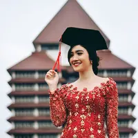 Kebaya warna merah lainnya pilihan Febby Rastanty, kali ini full payet yang menambah anggun dan mewah keseluruhan tampilan (Foto Instagram @febbyrastanty)