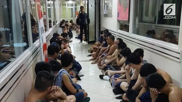Polisi menggerebek pesta seks gay di sebuah tempat kebugaran Atlantis Jaya, Kelapa Gading, Jakarta Utara. Penyelidikan awal, pesta seks yang dinamai "The Wild One" itu sudah berlangsung tahunan.