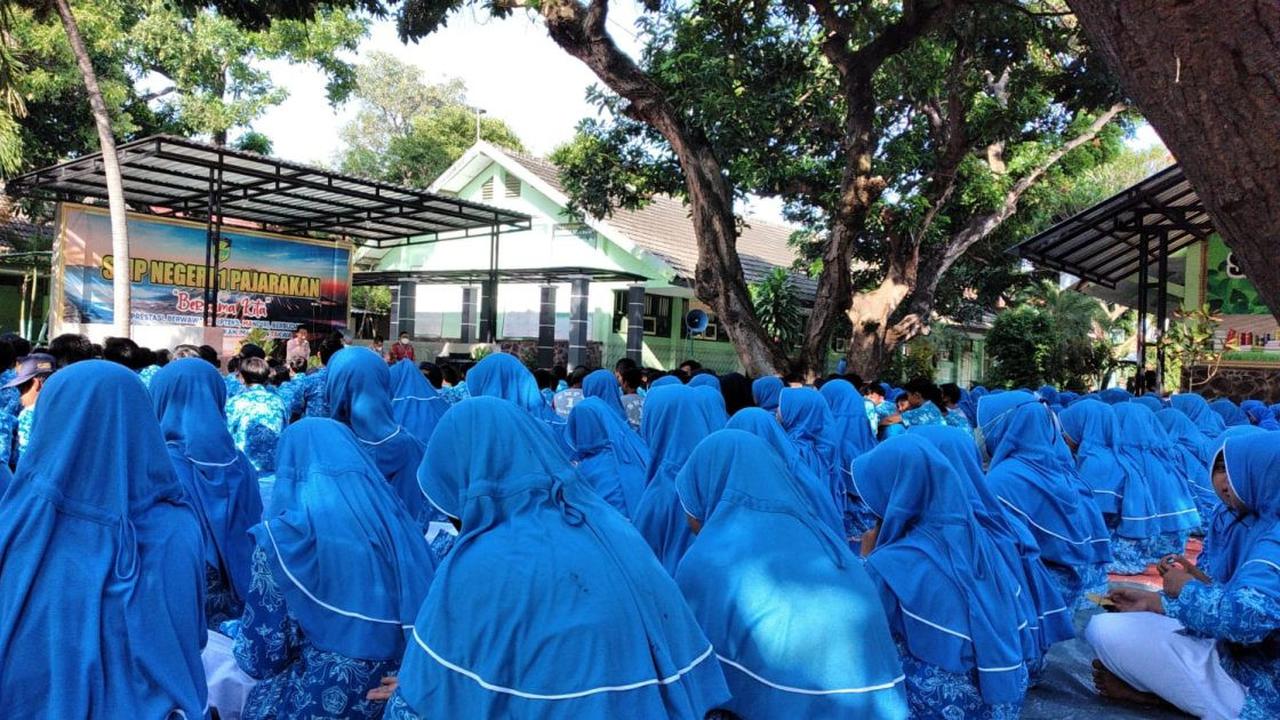 Para Siswa SMPN 1 Pajarakan Probolinggo  doa bersama untuk kesembuhan teman mereka yang menjadi korban  jembatan gantung yang putus. (Istimewa)