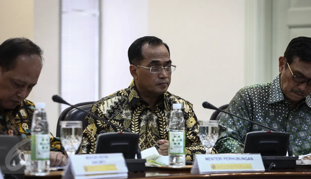 Menhub Budi Karya Sumardi menghadiri Sidang Paripurna Dewan Energi Nasional di Kantor Presiden, Kompleks Istana Kepresidenan, Jakarta, Kamis (5/1). Rapat membahas RUEN dan Strategi Pencapaian Target Energi Baru Terbarukan. (Liputan6.com/Faizal Fanani)