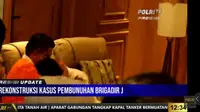 Saat dilakukannya proses reka adegan, Sambo yang mengenakan baju tahanan tampak memeluk istrinya Putri Chandrawathi yang mengenakan baju putih.
Momen tersebut terjadi di salah satu ruangan rumah milik rumah Sambo. Kala itu Sambo sedang dilakukan komunikasi dengan istrinya