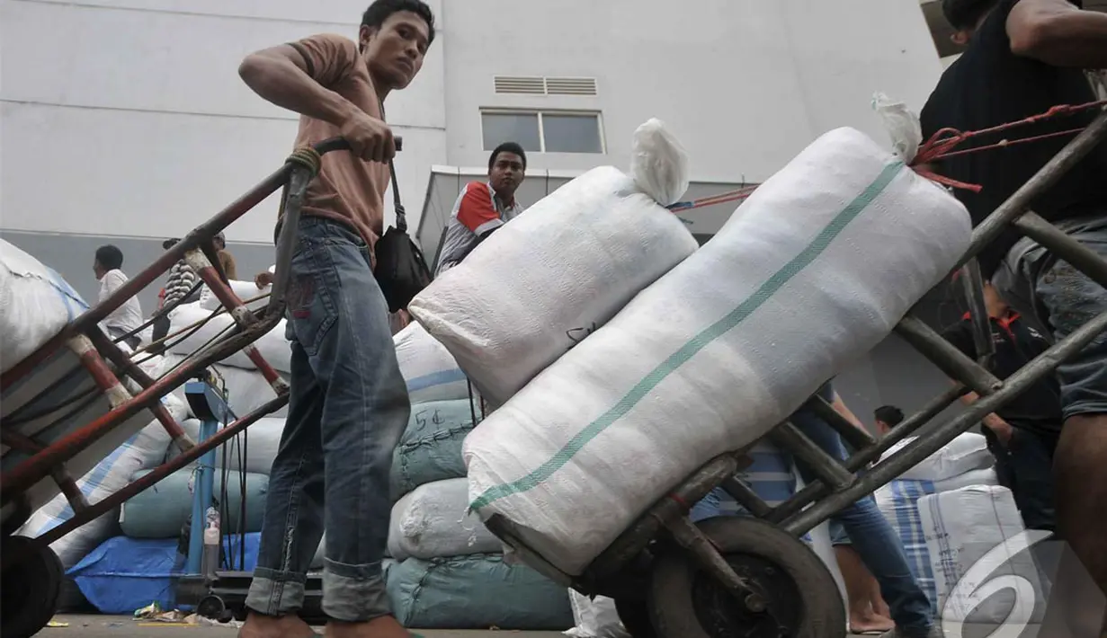  Para pekerja sedang mengangkut karung-karung yang berisi pakaian, Tanah Abang, Jakarta, Rabu (25/6/2014) (Liputan6.com/Johan Tallo)