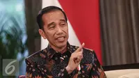 Presiden Joko Widodo saat wawancara khusus dengan SCTV di Long Room Istana, Jakarta, Rabu (20/7). Salah satu keuntungan dari Tax Amnesty adalah akan adanya arus uang yang masuk sehingga cadangan devisa naik.  (Liputan6.com/Faizal Fanani)