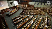 Suasana rapat Paripurna ke 14 di Gedung Nusantara II DPR, Jakarta, Senin (11/12). Rapat Paripurna tersebut membahas beberapa angenda salah satunya Pembacaan pengunduran diri Setya Novanto sebagai ketua DPR. (Liputan6.com/Johan Tallo)