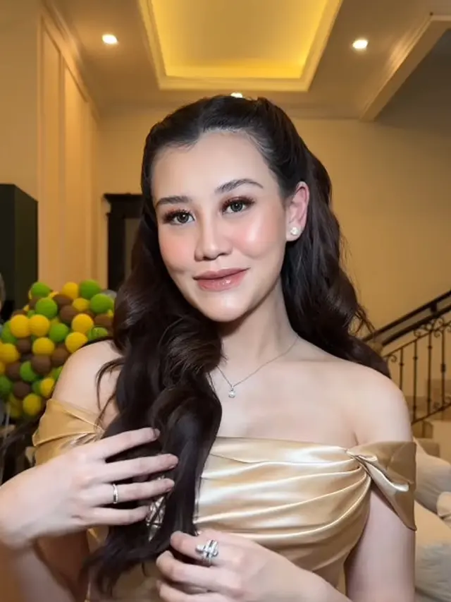 Baru Tidur 2 Jam, Aaliyah Massaid Tetap Cantik Paripurna dengan Riasan Soft Glam Coral Saat Jadi Bridesmaid Alyssa Daguise