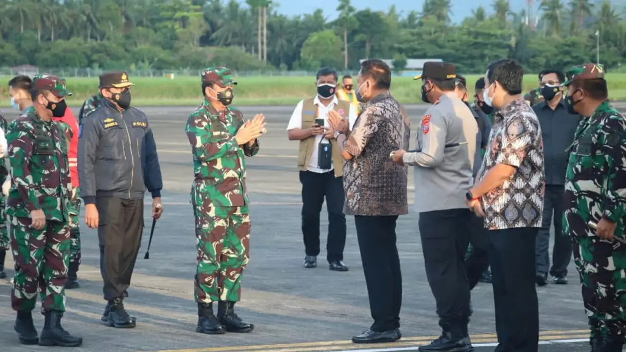 Panglima TNI dan Kabaharkam Polri tiba pada Jumat (3/9/2021) sore di Bandara Sam Ratulangi, Manado, Sulut.