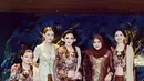 Keduanya juga sering pamer keakraban dan kekompakan dengan pakaian yang serasi saat menghadiri acara keluarga Aurel Hermansyah. [@aaliyah.massaid/@sarahmenzel].