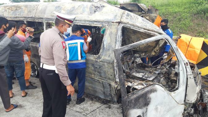 Mobil yang terbakar akibat kecelakaan di Tol Madiun-Nganjuk KM 631 pada Kamis, 3 Desember 2020 (Foto: Dok Istimewa)