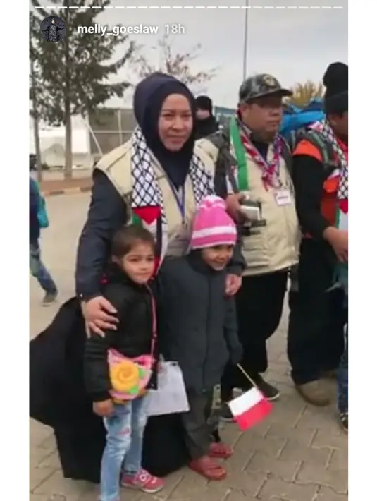 Tidak sekedar melihat, bahkan Melly berusaha untuk berinteraksi menanyakan nama mereka. Bahkan, tak jarang Melly memuji paras tampan dan cantik anak-anak di sana. (Instagram/melly_goeslaw)
