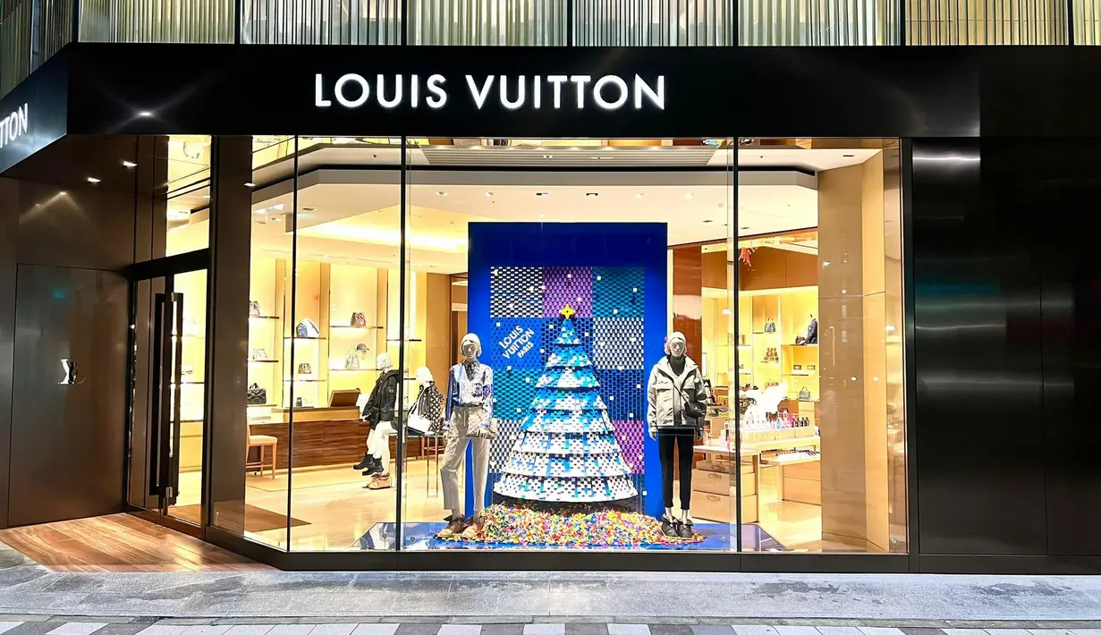 Salah satunya menampilkan pohon Natal tertutup salju di musim dingin. Dilengkapi dengan latar yang tertutup kepingan Lego yang dibentuk dalam pola Damier. [Louis Vuitton]