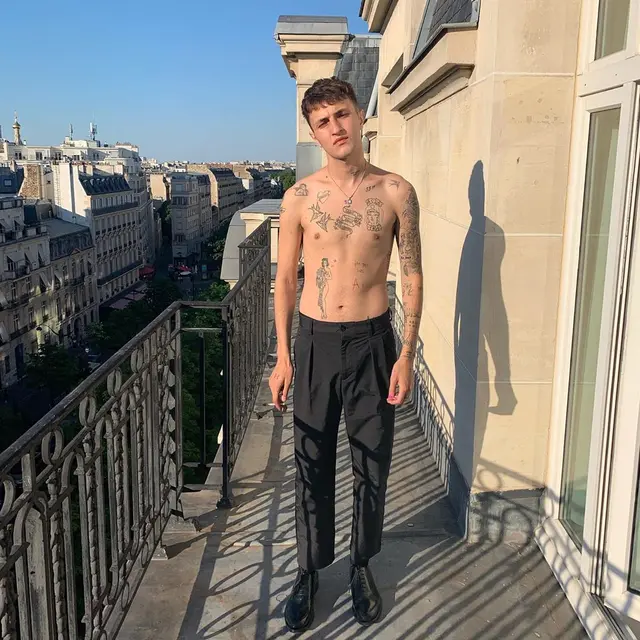 FOTO: Anwar Hadid, Model Tampan yang Dekat dengan Dua Lipa