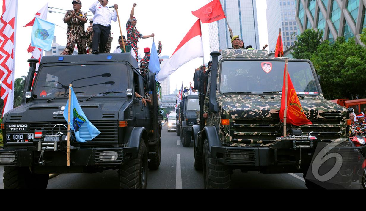 Massa pendukung Prabowo membawa mobil yang mirip mobil perang, Jakarta, Kamis (21/8/2014) (Liputan6.com/Faisal R syam)