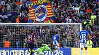 Pemain Espanyol, Joselu, mengeksekusi penalti yang menjadi penentu keberhasilan timnya meraih satu poin di markas Barcelona pada laga jornada 15 La Liga Spanyol, Sabtu (31/12/2022) malam WIB. Barcelona dan Espanyol bermain imbang 1-1 dalam laga tersebut. (AP Photo/Joan Monfort)