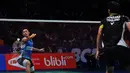 Pebulutangkis Indonesia, Jonatan Christie mengembalikan kok ke pebulutangkis Boonsak Ponsana di BCA Indonesia Open Superseries Premier 2015 di Gelora Bung Karno, Jakarta, Selasa (2/6/2015). Jonatan menang 22-20, 21-17. (Liputan6.com/Andrian M Tunay)