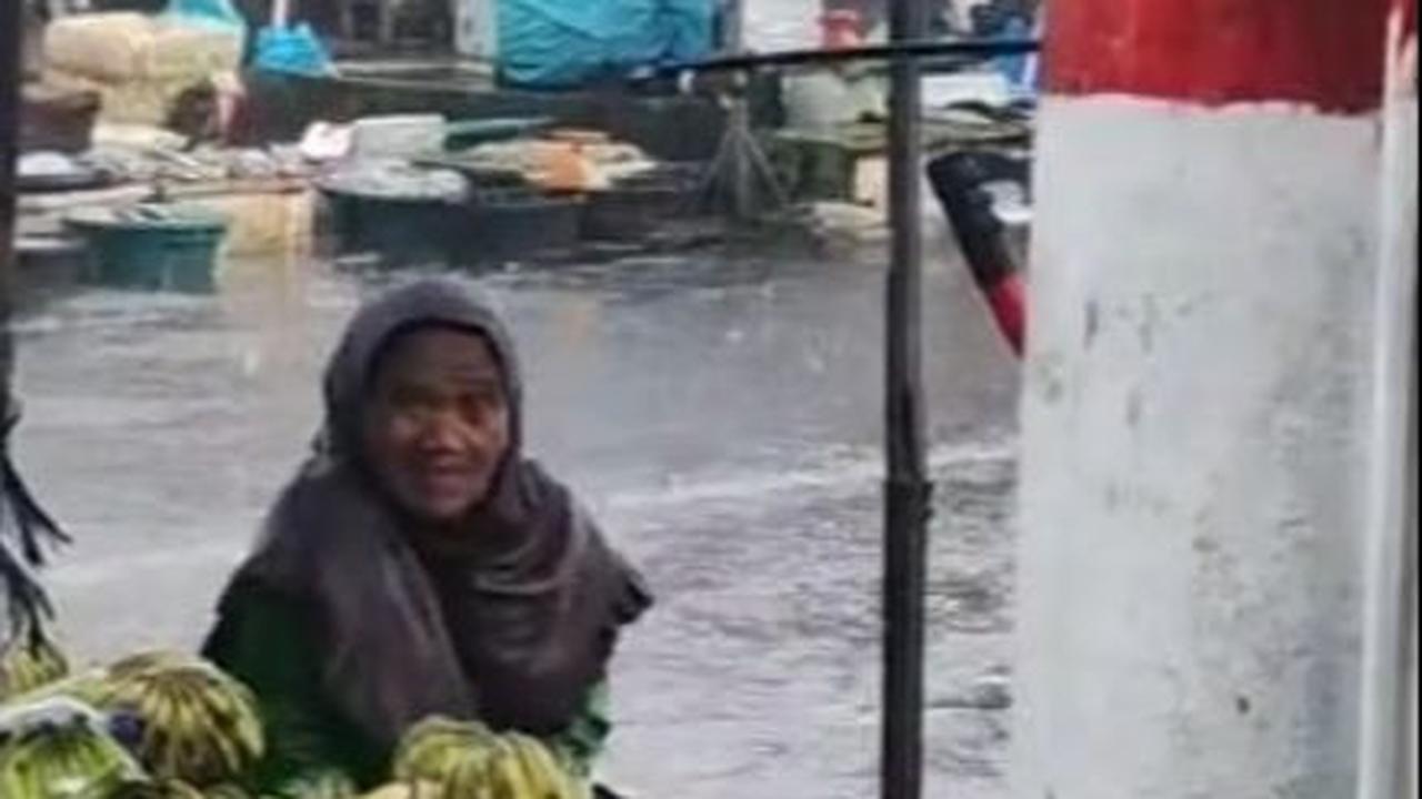 Perjuangan Seorang Nenek Penjual Pisang yang Rela Kehujanan Ini Viral, Bikin Sedih