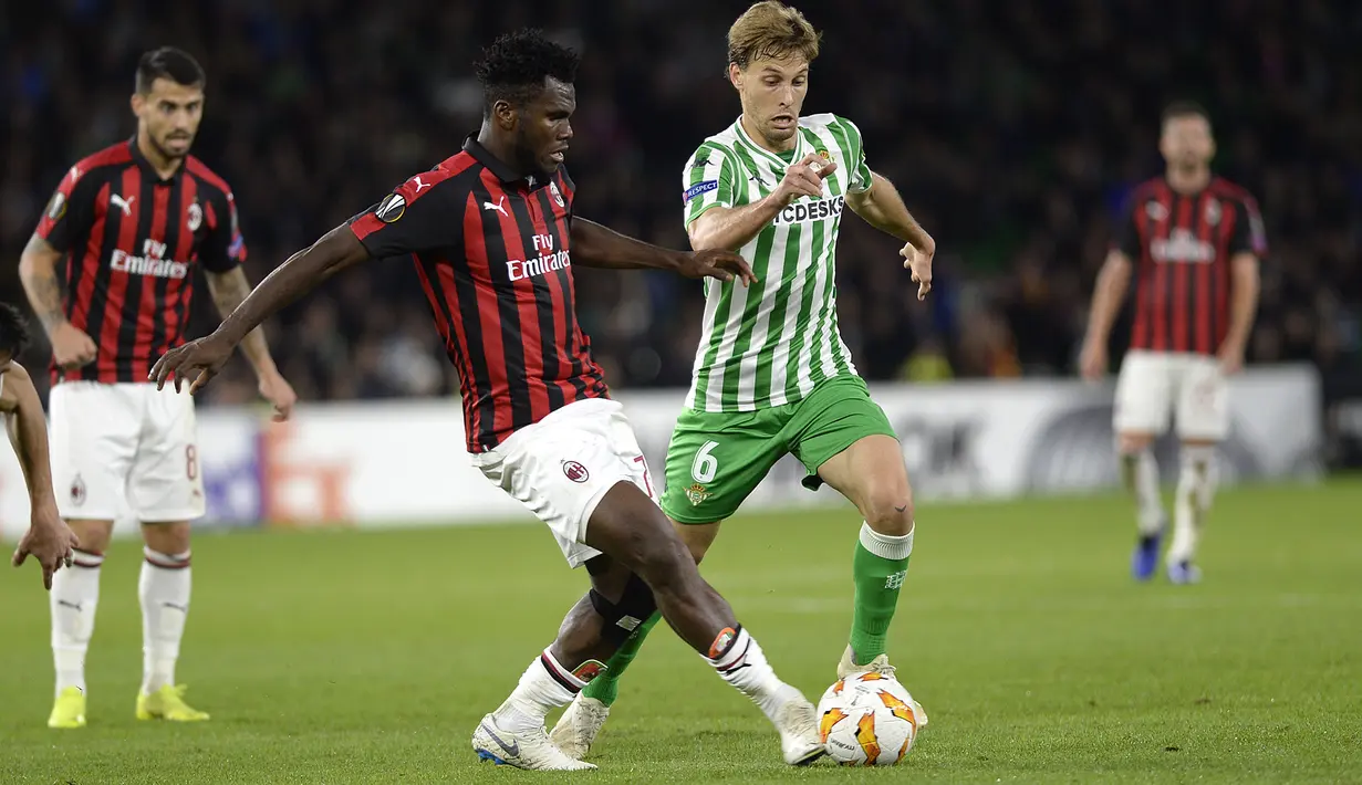 Meski menderita cedera, gelandang AC Milan, Frank Kessie tampil apik pada fase grup LigaEuropa yang berlangsung di Stadion Benito Villamarin, Spanyol (9/11),  AC Milan bermain imbang 1-1 kontra Real Betis (AFP/Cristina Quicler)